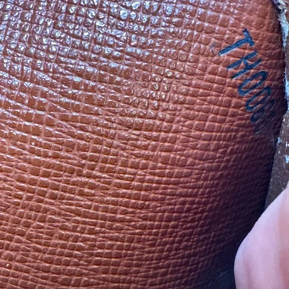 LOUIS VUITTON CROSSBODY WALLET - Picture 4 of 4